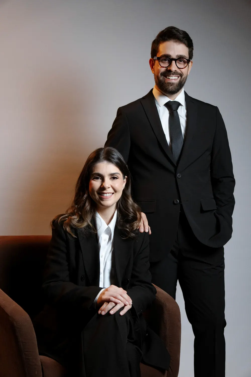 Dra. Laís Botacin e Dr. Mateus Capuzzo, otorrinolaringologistas da clínica